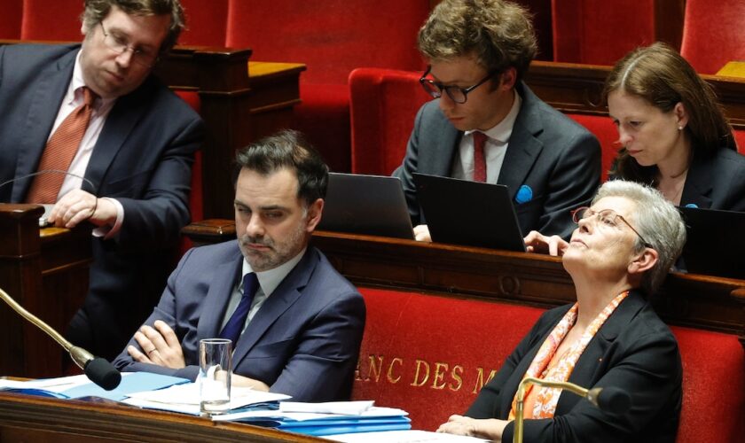 La ministre de la Santé Geneviève Darrieussecq (1er banc à droite) et le ministre du Budget Laurent Saint-Martin (1er banc à gauche), lors du débat sur le budget de la sécurité sociale, à l'Assemblée nationale