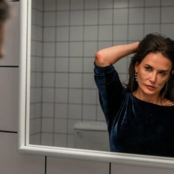 Dans « The Substance », Demi Moore éventre le culte de la jeunesse à grands jets d’hémoglobine