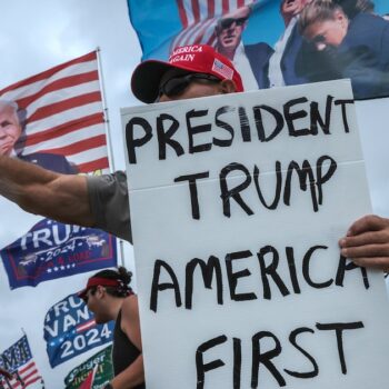 Des supporters de Donald Trump montrent leur soutien près de sa résidence Mar-a-Lago à West Palm Beach (Floride, Etats-Unis) le 5 novembre 2024