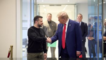 Le président ukrainien Volodymyr Zelensky et l'ancien président américain Donald Trump lors d'une rencontre à New York, le 27 septembre 2024