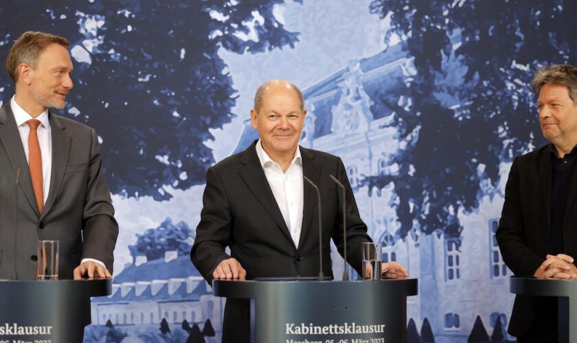 Le chancelier allemand Olaf Scholz, le président du FDP Christian Lindner et le vice-chancelier écologiste Robert Habeck, le 6 mars à Meseberg (Allemagne)