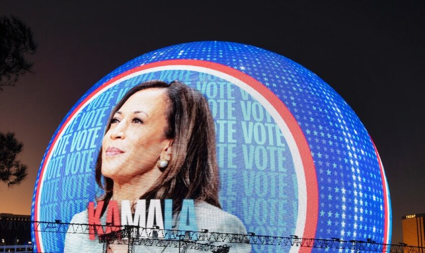 Portrait de la vice-présidente des Etats-Unis, candidate malheureuse à la présidentielle, Kamala Harris, projeté sur la façade de Sphere, une salle de spectacle à Las Vegas, dans le Nevada, aux Etats-Unis, le 4 novembre 2024