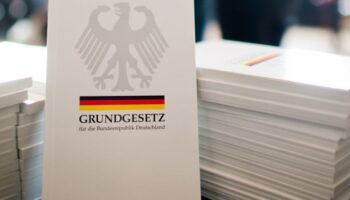 Das Grundgesetz regelt den Weg zu einer Neuwahl. Foto: Julian Stratenschulte/dpa