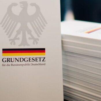 Das Grundgesetz regelt den Weg zu einer Neuwahl. Foto: Julian Stratenschulte/dpa