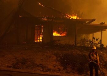 USA: Waldbrand in Südkalifornien treibt Tausende aus den Häusern