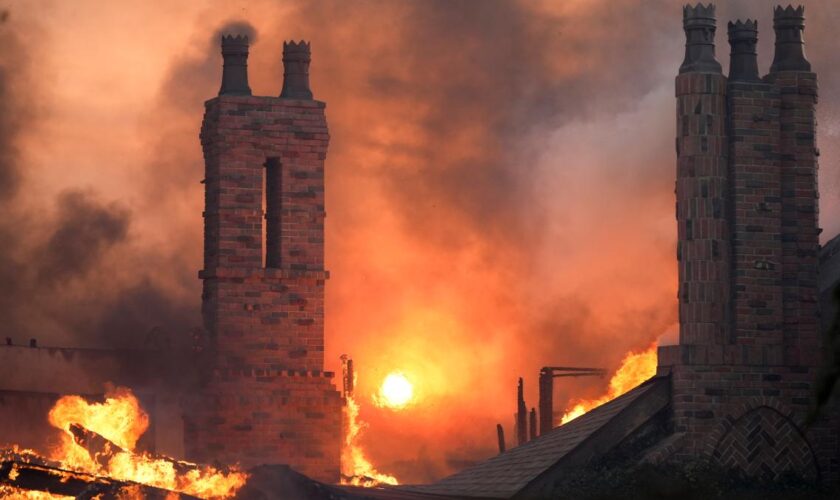 Waldbrände gefährden 3500 Häuser nahe Los Angeles