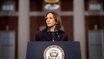 Kamala Harris concède sa défaite : un discours “plein d’émotion” et “sur un ton de défi”