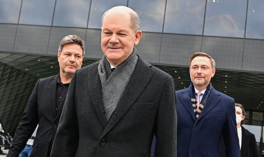 Le futur chancelier social-démocrate allemand Olaf Scholz (c), devant Robert Habeck (g), dirigeant des Verts et futur ministre de l'Economie et de la Protection du climat, et le leader des libéraux et futur ministre des Finances, Christian Lindner, à Berlin, le 7 décembre 2021