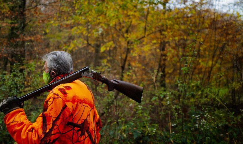 Des habits fluo pour les randonneurs en période de chasse ? Le gouvernement « dément cette rumeur »