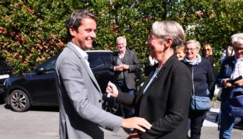 Gabriel Attal et Elisabeth Borne lors d'un congrès de Renaissance à Saint-Jean-de-Luz (Pyrénées-Atlantiques) le 5 octobre 2024