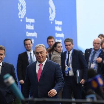 Emmanuel Macron, président de la France, arrive avec Viktor Orban, Premier ministre hongrois, au 5e sommet de la Communauté politique européenne à Budapest, en Hongrie, le 7 novembre. Cela se produit un jour après la victoire de Donald Trump à l'élection présidentielle américaine. (Photo de Balint Szentgallay/NurPhoto)