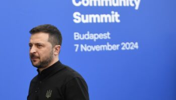 Le président ukrainien Volodymyr Zelensky arrive au sommet de la Communauté politique européenne (CPE), le 7 novembre 2024 à Budapest, en Hongrie