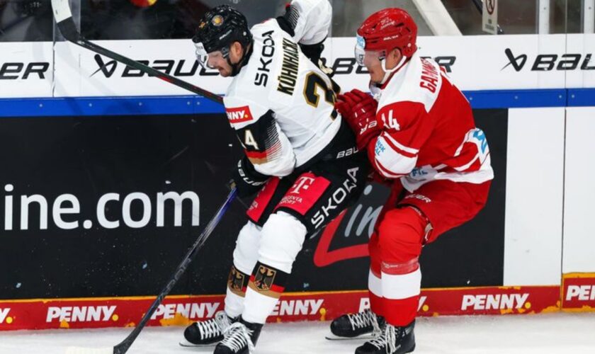 Deutschland und Dänemark lieferten sich ein torreiches erstes Spiel beim Deutschland Cup. Foto: Daniel Löb/dpa