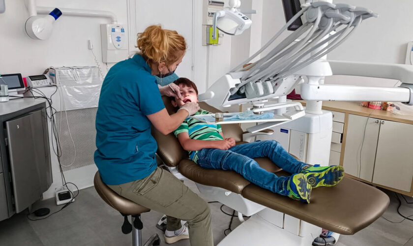 Soins des dents : un bilan annuel gratuit pour les enfants et jeunes adultes à partir de 2025