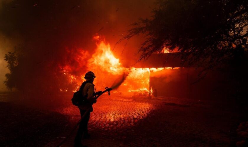 Incendie : des milliers de personnes menacées par le "Mountain Fire" près de Los Angeles