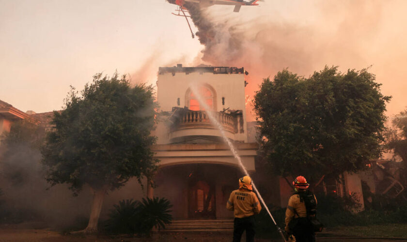 Incendie en Californie : une centaine de maisons détruites et des milliers de personnes menacées près de Los Angeles