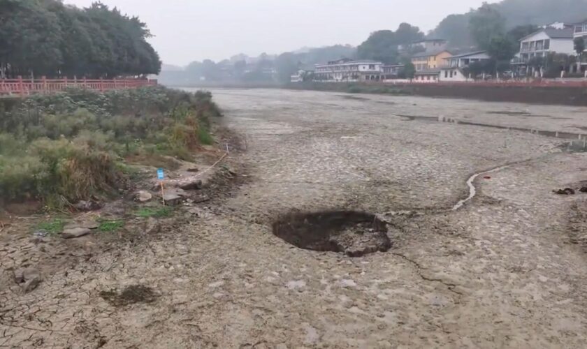 China: Riesiges Erdloch lässt Stausee verschwinden – Behörden stehen vor Rätsel