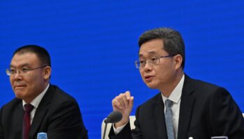 Le ministre chinois des Finances, Lan Fo'an, (à droite) aux côtés du vice- ministre des Finances, Wang Dongwei (à gauche), durant une conférence de presse à Pékin, le vendredi 8 novembre 2024.