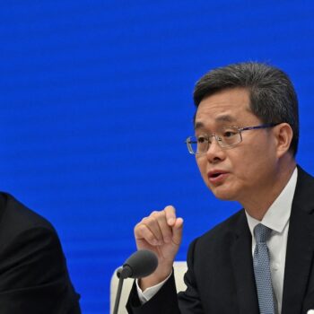 Le ministre chinois des Finances, Lan Fo'an, (à droite) aux côtés du vice- ministre des Finances, Wang Dongwei (à gauche), durant une conférence de presse à Pékin, le vendredi 8 novembre 2024.