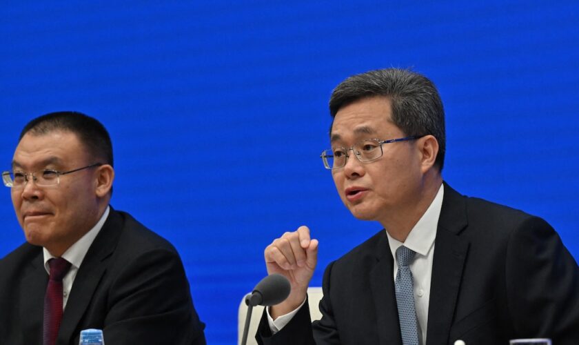 Le ministre chinois des Finances, Lan Fo'an, (à droite) aux côtés du vice- ministre des Finances, Wang Dongwei (à gauche), durant une conférence de presse à Pékin, le vendredi 8 novembre 2024.