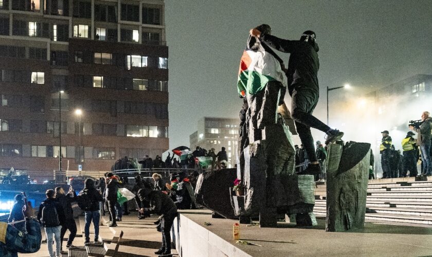 Des manifestants pro-Palestiniens sur la place Anton de Komplein d'Amsterdam avant le match de football de l'UEFA Europa League entre l'Ajax et le Maccabi Tel Aviv le 7 novembre 2024