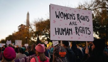 Protestmarsch von Frauen in Washington DC mit Schild:"Frauenrechte sind Menschenrechte". Das Thema trendet auf TikTok