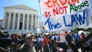 Des pancartes anti-Trump pendant une manifestation devant la Cour suprême des États-Unis, le 1er juillet 2024 à Washington