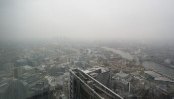 A view across London from the viewing platform of Horizon 22 in Bishopsgate, as the sky is rendered grey, caused by high pressure over the UK trapping moisture near the surface of the Earth, creating stubborn cloud or, in weather parlance, 'anticyclonic gloom'. High pressure results in little or no wind which would otherwise move the cloud around and break it up. Picture date: Friday November 8, 2024.