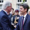 Michel Barnier sert la main du Premier ministre sortant Gabriel Attal lors de la cérémonie de passation de pouvoir à l'Hotel Matignon à Paris, le 5 septembre 2024