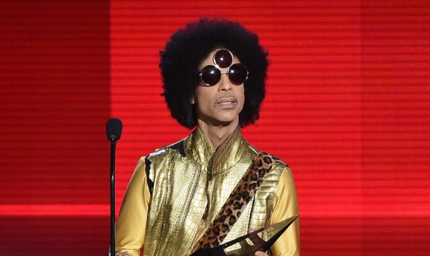 Le musicien américain Prince lors des American Music Awards à Los Angeles, le 22 novembre 2015