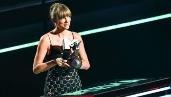 MTV Europe Music Awards: Taylor Swift steht auf der Bühne und hält einen MTV Award in beiden Händen