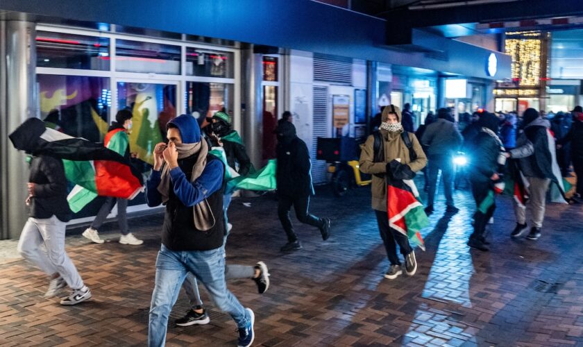 Des manifestants courent avec des drapeaux palestiniens lors d'une manifestation pro-palestinienne pendant Ajax - Maccabi Tel-Aviv à Anton de Komplein.