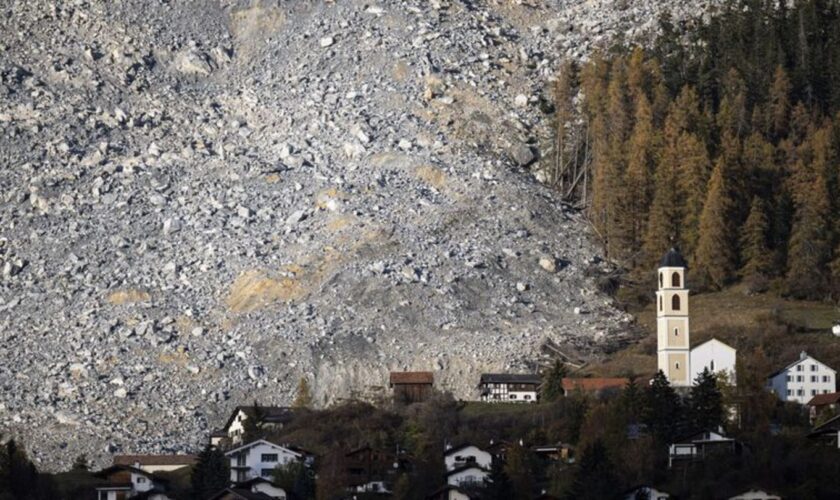 Im schlimmsten Fall müssen die rund 90 Dorfbewohner den Ort für Monate verlassen. Foto: Gian Ehrenzeller/KEYSTONE/dpa