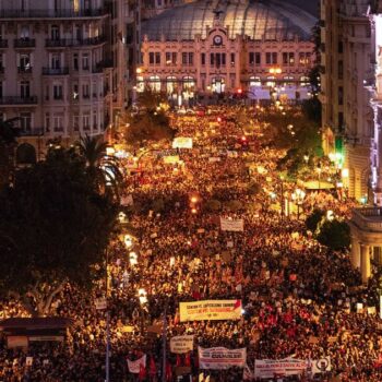 Inondations en Espagne : des dizaines de milliers de Valenciens dans la rue contre Carlos Mazón, le président de région