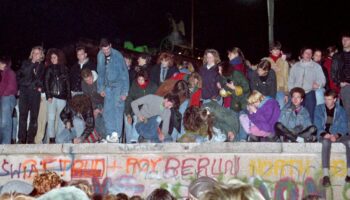 Anniversaire de la réunification allemande : un mur a chuté, et le racisme a bondi