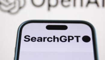 Le logo OpenAI affiché sur l'écran d'un ordinateur portable et le logo SearchGPT affiché sur l'écran d'un téléphone sont visibles sur cette photo d'illustration prise en Pologne le 8 août 2024. (Photo by Jakub Porzycki/NurPhoto) (Photo by Jakub Porzycki / NurPhoto / NurPhoto via AFP)