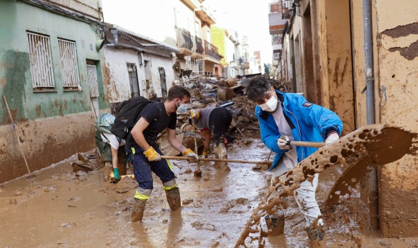 VALENCIA, ESPAGNE - 4 NOVEMBRE : Vue de la destruction suite aux inondations meurtrières à Valence, Espagne, le 4 novembre 2024.