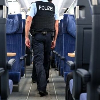 Bundespolizisten prüfen, ob ein Fußballfan eine Zugbegleiterin belästigt hat. (Symbolbild) Foto: Sven Hoppe/dpa