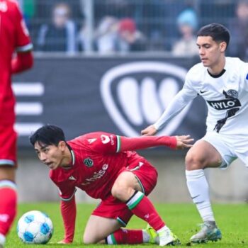 Hannover am Boden: Hyun-Ju Lee im Duell mit Elversbergs Frederik Schmahl. Foto: Silas Schueller/DeFodi Images/dpa