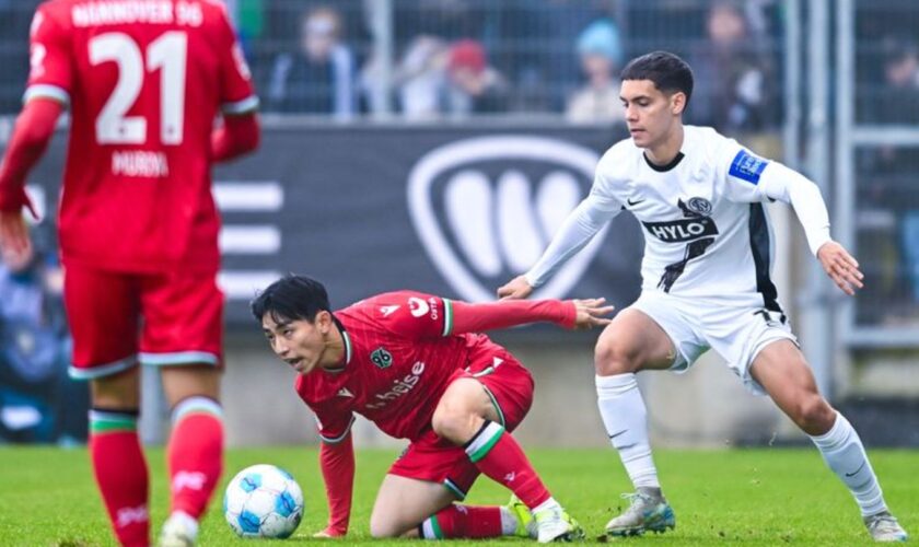 Hannover am Boden: Hyun-Ju Lee im Duell mit Elversbergs Frederik Schmahl. Foto: Silas Schueller/DeFodi Images/dpa