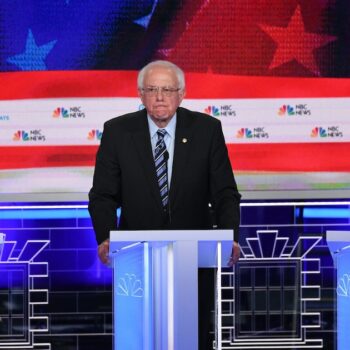 Joe Biden (G), Bernie Sanders (C) et Kamala Harris (D) lors du débat démocrate, le 27 juin 2019 à Miami.