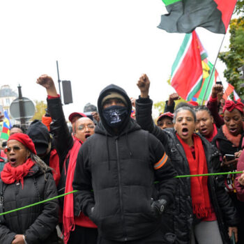 À Paris, des milliers de personnes "vent debout" contre la vie chère en Outre-mer