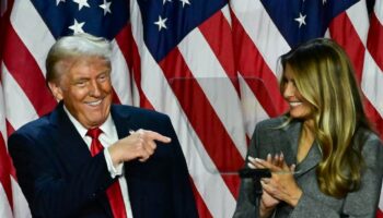 Le président américain élu Donald Trump montre du doigt son épouse Melania Trump pendant la nuit électorale au West Palm Beach Convention Center à West Palm Beach, en Floride, dans le sud des Etats-Unis, le 6 novembre 2024