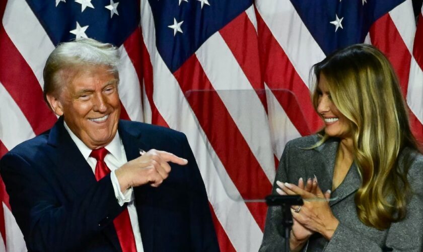 Le président américain élu Donald Trump montre du doigt son épouse Melania Trump pendant la nuit électorale au West Palm Beach Convention Center à West Palm Beach, en Floride, dans le sud des Etats-Unis, le 6 novembre 2024