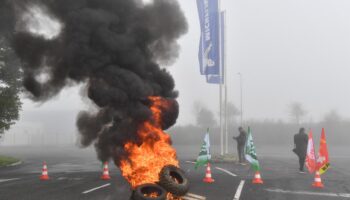 Auchan, Michelin... Emmanuel Macron voit le seul point positif de son bilan économique menacé par les fermetures