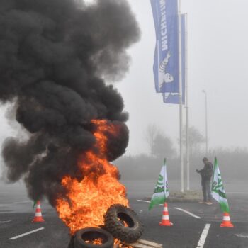 Auchan, Michelin... Emmanuel Macron voit le seul point positif de son bilan économique menacé par les fermetures