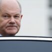 Le chancelier allemand Olaf Scholz quitte le palais présidentiel de Bellevue après avoir assisté à une cérémonie de destitution de certains ministres de son gouvernement à Berlin le 7 novembre 2024.