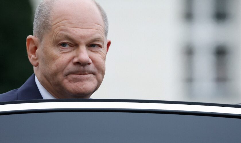 Le chancelier allemand Olaf Scholz quitte le palais présidentiel de Bellevue après avoir assisté à une cérémonie de destitution de certains ministres de son gouvernement à Berlin le 7 novembre 2024.