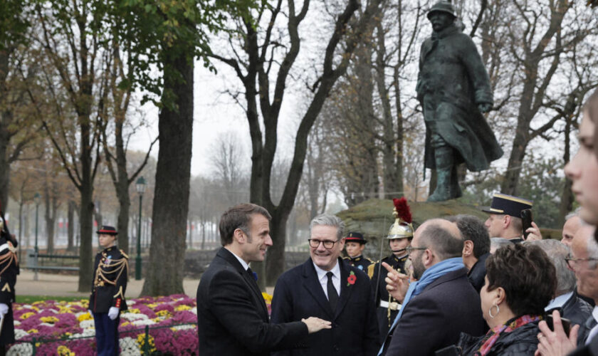 Emmanuel Macron et le Premier ministre britannique commémorent le 11-Novembre à Paris