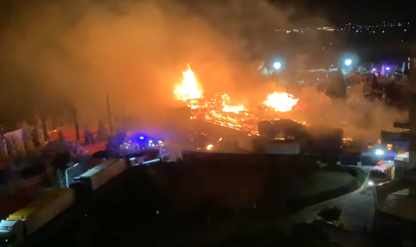 Au Barcarès, le marché de Noël est ravagé par un incendie quelques jours avant son ouverture, les images sont impressionnantes